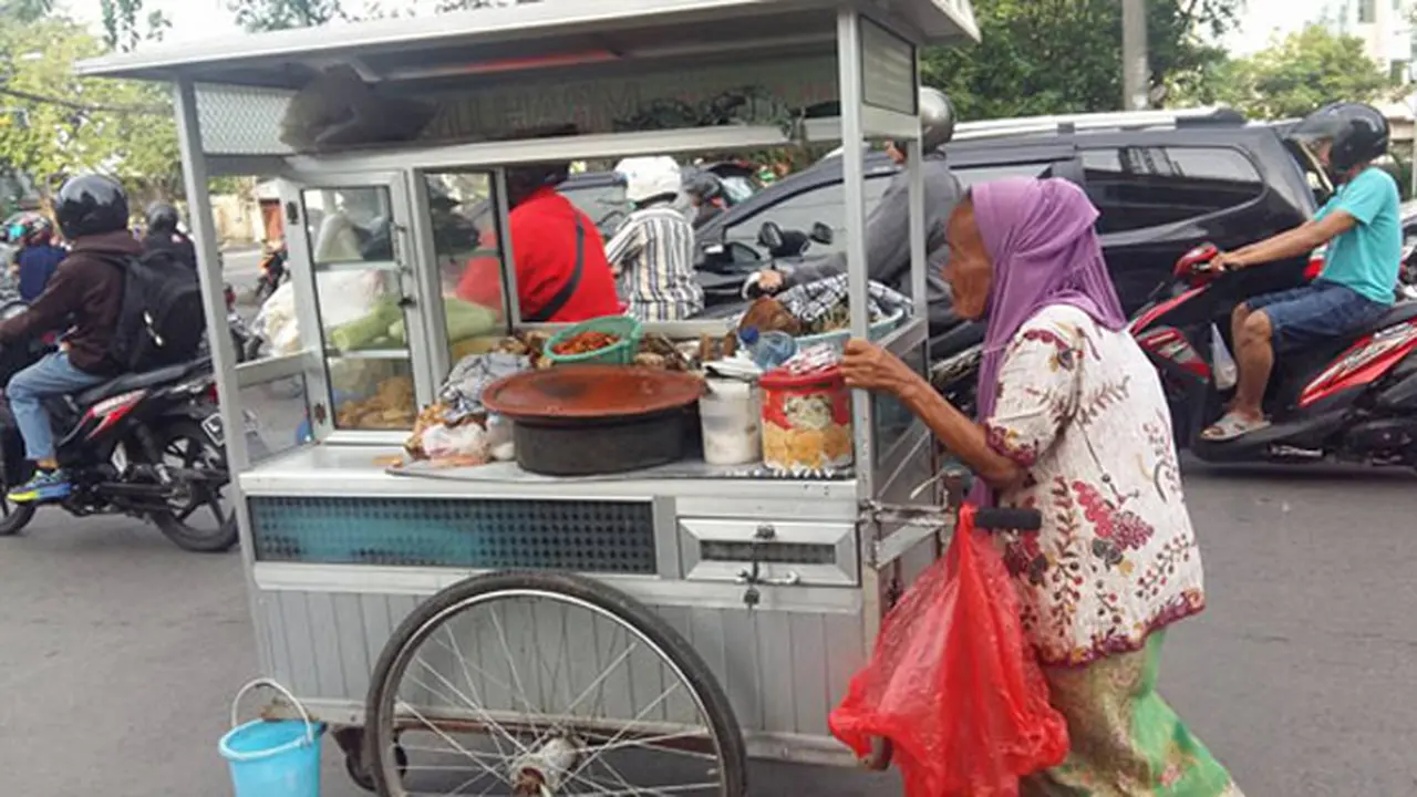 Kisah Nenek Penjual Rujak yang Tolak Pemberian Uang Pembeli