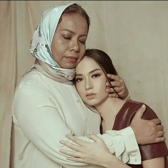 Tak Pernah Tahu Sosok Ayah, Ini 6 Potret Hangat Karina Nadila dan Sang Bunda