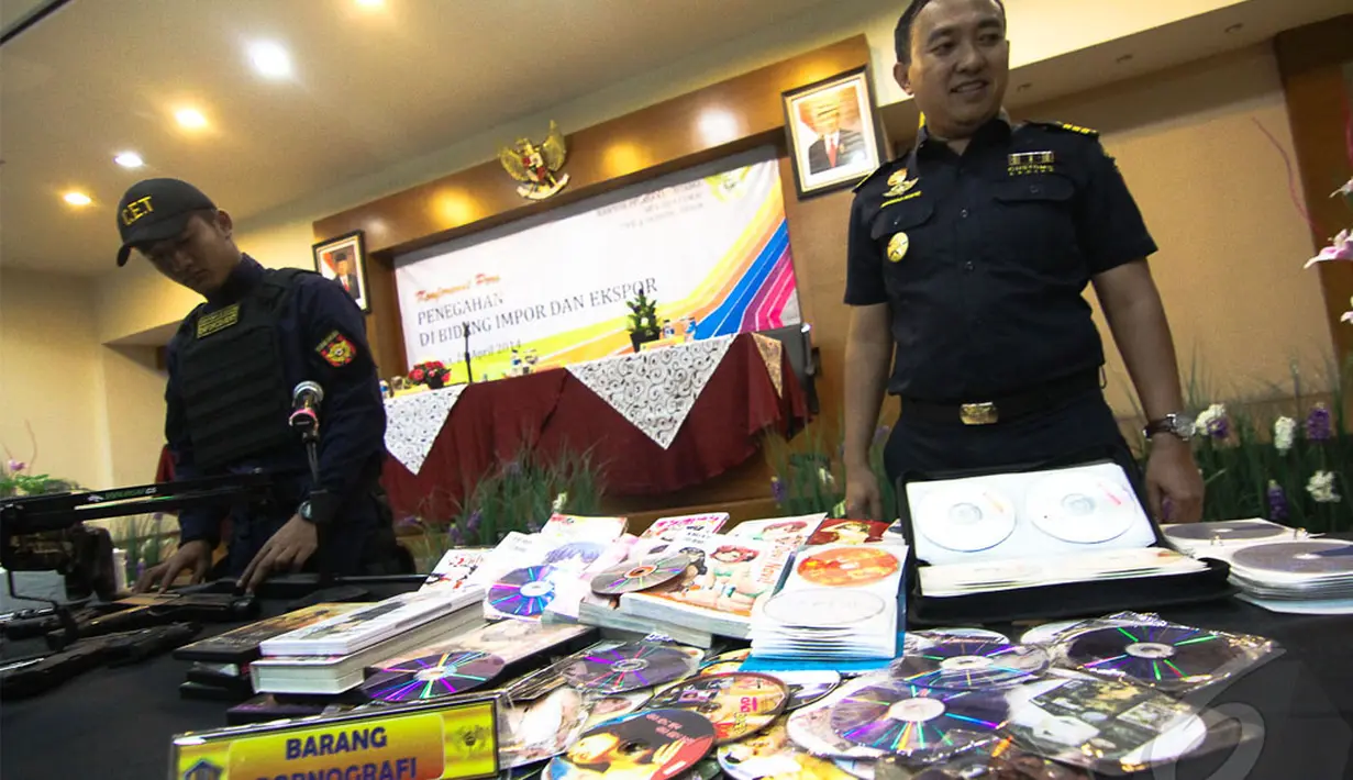 Pihak Bea dan Cukai Tipe A sepanjang tahun 2012-2013 juga berhasil mengamankan menyita 139 keping VCD/DVD porno dan 131 majalah porno. (Liputan6.com/Faizal Fanani)