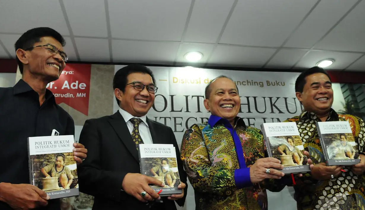 Usai acara, para pembicara dalam bedah buku "Politik Hukum Integratif UMKM" berpose bersama, Jakarta, Senin (29/9/2014) (Liputan6.com/Andrian M Tunay)