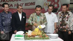 Ketua Umum KONI Pusat, Mayjen Tono Suratman memotong tumpeng ketika acara syukuran di Gedung Serba Guna Gelora Bung Karno, Jakarta, Rabu (19/10). Acara syukuran tersebut dalam rangka peringatan hari ulang tahun KONI yang ke-78. (Liputan6.com/Yoppy Renato)