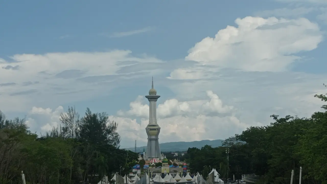 Kejati Sulawesi tenggara menetapkan Mantan Walikota Kendari berinisial SK tersangka terkait kasus suap pembangunan gerai ritel di Kota Kendari.(Liputan6.com/Ahmad Akbar Fua)
