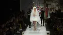 Gigi Hadid berjalan di runway mengenakan gaun rumah mode Moschino untuk koleksi SS19 selama gelaran fashion week di Milan, Italia, Kamis (20/9). Bagian kaki jenjang Gigi Hadid ditopang sepatu model pointed heels silver metalik. (AFP/Marco BERTORELLO)