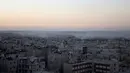 Suasana di Bustan al-Basha yang diselimut asap akibat pertempuran di Aleppo, Suraih, (5/10). Pasukan pro-pemerintah Suriah terus membombardir kota Aleppo yang diduga menjadi tempat para pemberontak. (REUTERS/Abdalrhman Ismail)