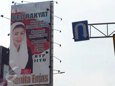 Reklame dari Bakal calon Hj. Hasnaeni dengan julukan wanita emas di Kawasan Warung Buncit, Jakarta, Jumat (6/5) Reklame tersebut di segel dengan alasan belum membayar pajak kepada pemkot setempat.(Liputan6.com/Helmi Afandi)