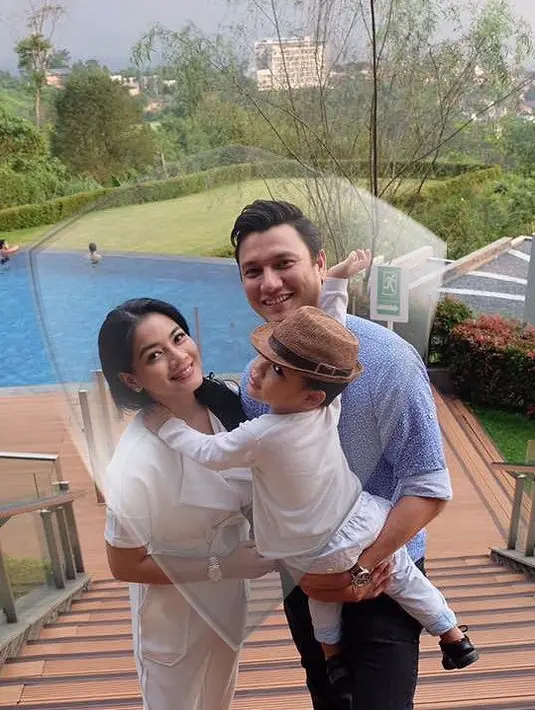 Titi Kamal dan Christian Sugiono, serta Arjuna Zayan Sugiono pastinya tengah berbahagia menyambut anggota keluarga mereka yang baru, Kai Attar Sugiono. Keceriaan pastinya akan semakin bertambah di keluarga kecil mereka. (Instagram/csugiono)