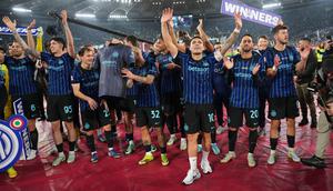 Penyerang Inter Milan, Lautaro Martinez (tengah), memimpin rekan-rekannya merayakan keberhasilan menjuarai Coppa Italia 2025/2026 setelah mengalahkan Lazio di pertandingan final yang digelar di Olimpico Stadium, Roma, Kamis (14/5/2026) dini hari WIB. (AP Photo/Andrew Medichini)