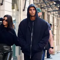"Kourtney sangat bingung dengan kemarahan Scott karena kepergiannya hanya beberapa bulan. Apalagi Scott bisa datang berkunjung," jelas sumber. (W Magazine)