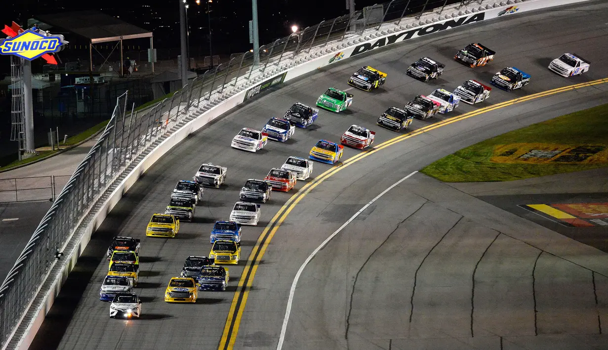 Sejumlah pembalap memacu mobilnya saat mengikuti perlombaan balap Nascar Truck Series di Daytona International Speedway di Daytona Beach (16/2). (Robert Laberge/Getty Images/AFP)