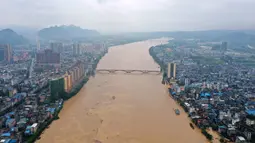 Foto hasil bidikan dari udara menunjukkan Sungai Rongjiang yang meluap di Wilayah Rong'an, Daerah Otonom Etnis Zhuang Guangxi, China selatan (11/7/2020). Hujan deras yang terus-menerus mengguyur Wilayah Rong'an menyebabkan level air Sungai Rongjiang naik. (Xinhua/Zhang Ailin)