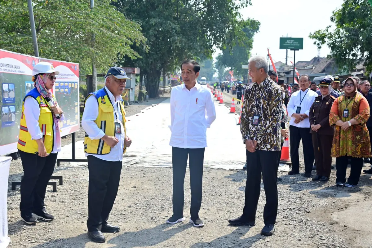 Presiden Jokowi meninjau perbaikan jalan Solo-Gemolong-Purwodadi di Jawa Tengah, Minggu (23/7/2023). Jokowi tampak didampingi Gubernur Jawa Tengah Ganjar Pranowo dan Menteri PUPR Basuki Hadimuljono.