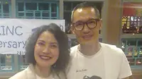 Rebecca Tumewu dan Erwin Parengkuan di ulang tahun Talkinc. (Liputan6.com/Henry)