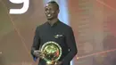 Penyerang Senegal, Sadio Mane, saat mendapatkan penghargaan sebagai pemain terbaik Afrika 2019 di Hurghada, Mesir, Rabu (8/1/2020). Pemain Liverpool ini mengalahkan Mohamed Salah dan Riyad Mahrez. (AFP/Khaled Desouki)