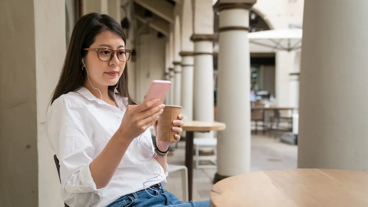 perempuan dan februari kemeja putih