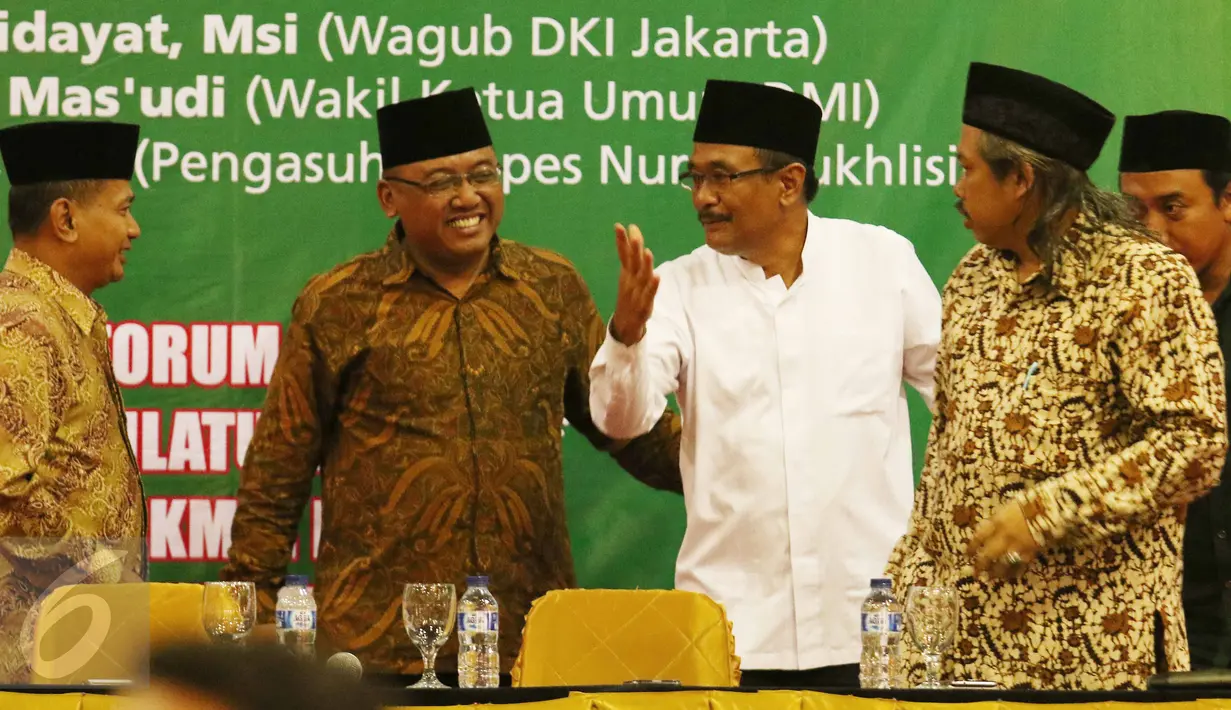 Cagub DKI Jakarta, Djarot Saiful Hidayat (ketiga kiri) berbincang dengan Wakil Sekretaris Jenderal PBNU Imam Pituduh (keempat kiri) saat berdialog dengan Takmir masjid di Jakarta, Jumat (31/3). (Liputan6.com/Angga Yuniar)