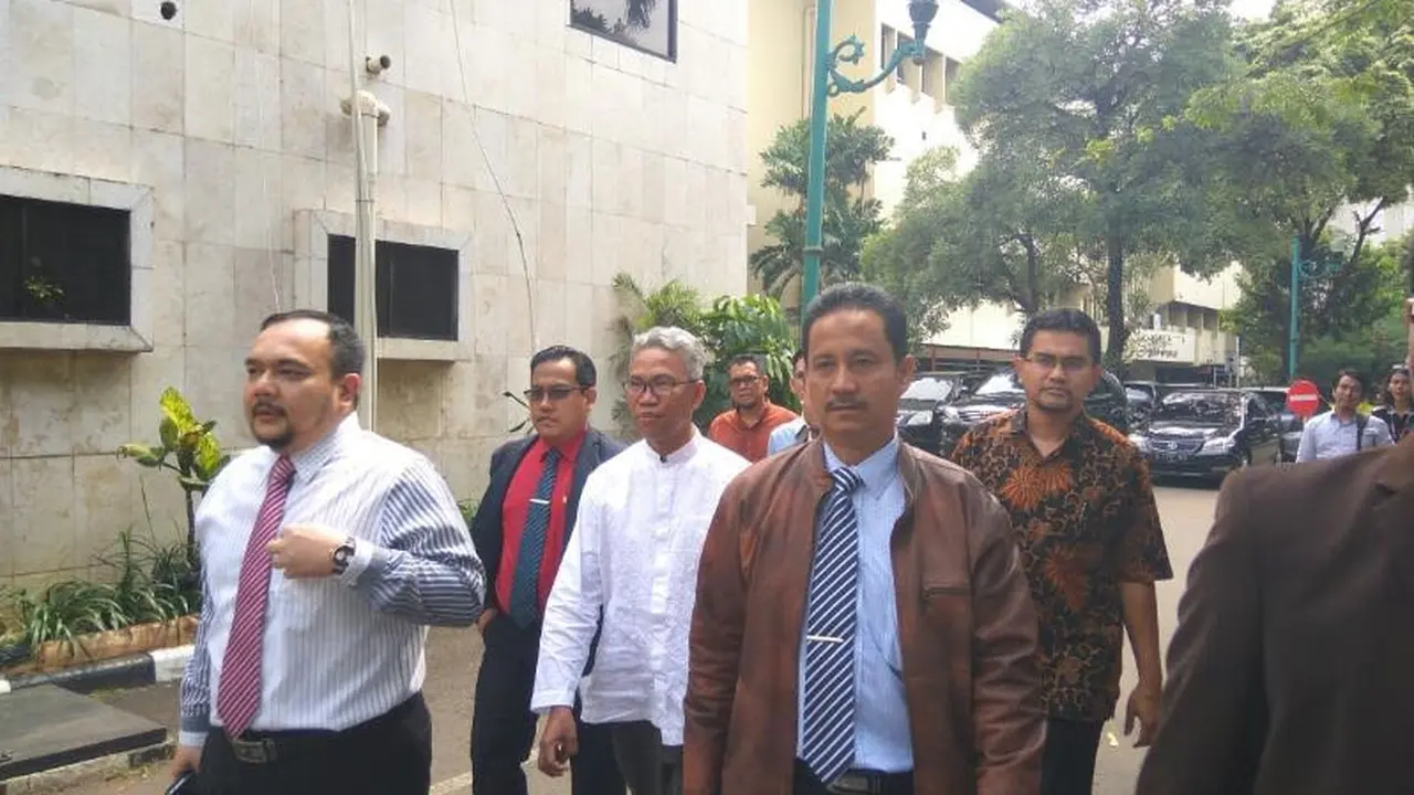 Buni Yani berbaju koko putih mendatangi Polda Metro Jaya (Liputan6.com/ Nafiysul Qodar)