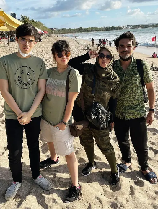 Dikatakan pesinetron yang satu ini bahwa beberapa bulan bekalangan Rina kerap bercanda kalau ia ingin menyaksikan kedua anaknya menikah. Namun ternyata keinginan tersebut tak bisa diwujudkannya. (Instagram/rinaguanawan74)