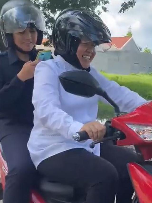 6 Potret Tri Rismaharini Naik Motor Listrik, Kendaraan Dinas Baru