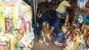 Pedagang mengemas parsel di kawasan Cikini, Jakarta, Rabu (6/6). Menjelang Hari Raya Idul Fitri, penjualan parsel para pedagang dadakan tersebut meningkat hingga 50 persen. (Liputan6.com/Immanuel Antonius)