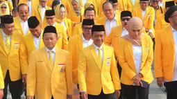 Ketua Umum Partai Golkar, Bahlil Lahadalia beserta jajaran Dewan Pimpinan Pusat (DPP) partai beringin berziarah ke Taman Makam Pahlawan Nasional (TMPN) Kalibata, Jakarta Selatan. (merdeka.com/Arie Basuki)