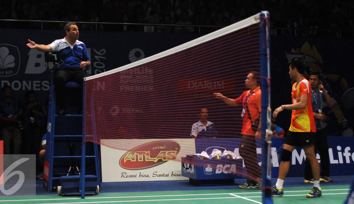 Pelatih ganda campuran Indonesia, Richard Mainaky melakukan protes ke wasit saat laga melawan Kim Astrup/Line Kjaersfeldt (Denmark) di babak kedua BCA Indonesia Open 2016, Jakarta, Kamis (2/6/2016) (Liputan6.com/Helmi Fithriansyah)