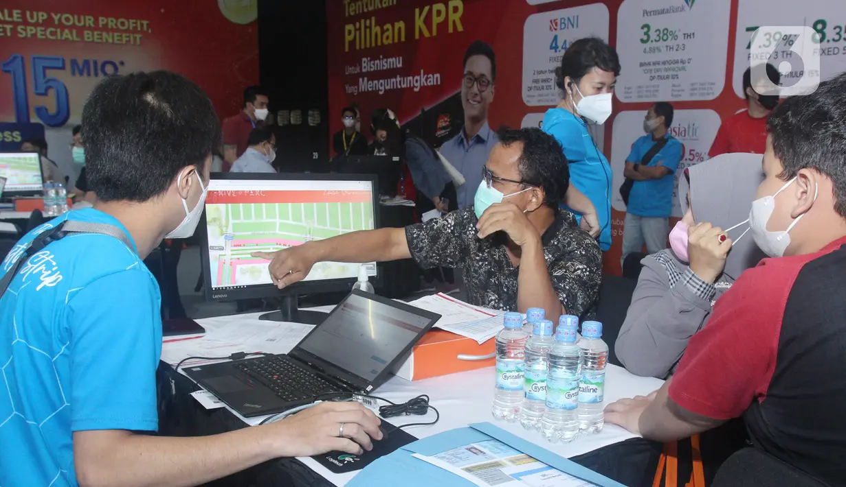 Konsumen memilih unit klaster Hive @ Himalaya dan Hive @ Parc di Lippo Karawaci Barat, Tangerang, Sabtu (30/10/2021). Klaster dengan target pasar kaum urban milenial yang menyukai simplicity dan space multifungsi mengusung konsep one stop living. (Liputan6.com/HO/Firdi)
