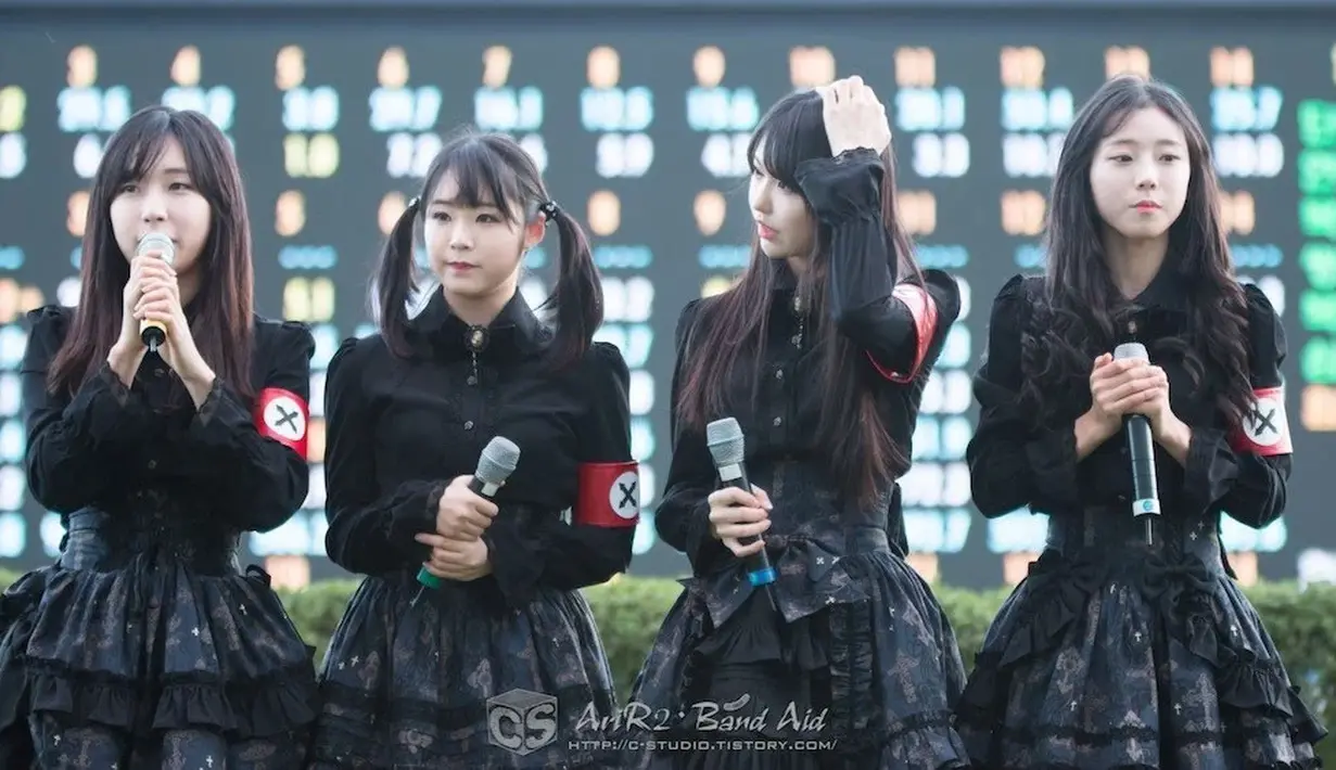 Girlband Pritz dihujani komentar negatif gara-gara busana yang mereka kenakan di atas panggung. Saat itu, mereka mengenakan busana yang ada lambang Nazi pada bagian lengannya. (Foto: koreaboo.com)