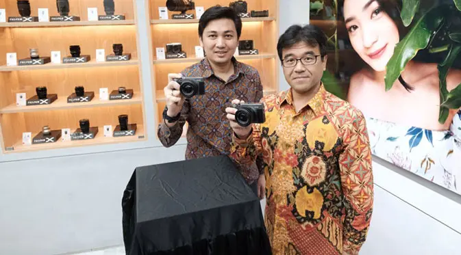 Mr Kawakubo dan Mr Johanes Rampi with camera X-A5 Dark Silver. Liputan6.com/ Dian Kurniawan