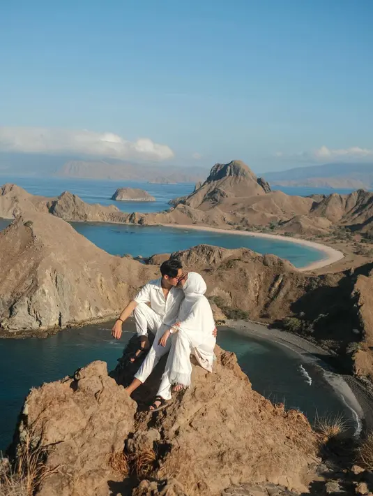 Dinda merasa karena Rey berusia lebih muda darinya, selain itu profesi mereka yang sama dan selain itu, Dinda mengaku belum pernah bertaaruf sebelumnya. (Instagram/dindahw)