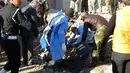 Polisi Irak mengumpulkan jasad yang dieksekusi oleh kelompok ISIS di sebuah kuburan massal  di Kota Ramadi, sebelah barat Baghdad, Selasa (26/1). Kuburan massal tersebut berisi sisa-sisa sekitar 40 jasad. (AFP/ MOADH AL-DULAIMI)
