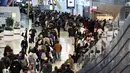 Kondisi ini berimbas pada antrean Panjang calon penumpang hingga penundaan penerbangan di berbagai wilayah. Tampak dalam foto, antrean para penumpang untuk melewati pemeriksaan keamanan di Bandara LaGuardia, New York pada Minggu 22 Maret 2026. (CHARLY TRIBALLEAU/AFP)