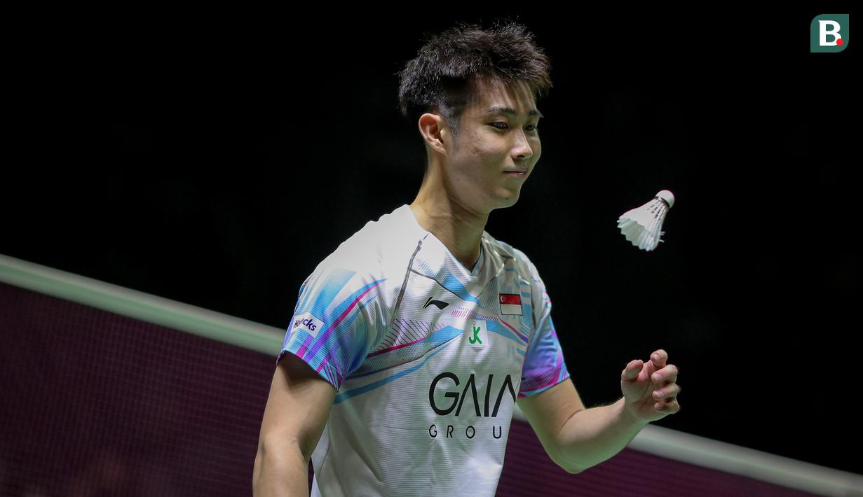 <p>Tunggal putra Singapura, Loh Kean Yew saat menghadapi wakil Indonesia, Anthony Sinisuka Ginting pada babak perempatfinal Daihatsu Indonesia Masters 2024 di Istora Senayan, Jakarta, Jumat (26/1/2024). Loh Kean Yew kalah dua game langsung dengan skor 17-21, 19-21. (Bola.com/Bagaskara Lazuardi)</p>
