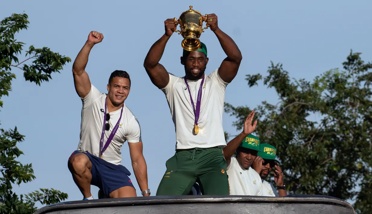 Kapten Timnas Afrika Selatan Siya Kolisi mengangkat trofi Webb Ellis saat parade kemenangan Piala Dunia Rugby 2019  di Kota Johannesburg, Afrika Selatan, Kamis (7/11/2019). Timnas Afrika Selatan meraih gelar juara Piala Dunia Rugby 2019 setelah mengalahkan Inggris di final. (AP Photo/Jerome Delay)