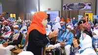 Khofifah menyambut jemaah haji Jatim yang baru tiba di Sukolilo Surabaya. (Dian Kurniawan/Liputan6.com)