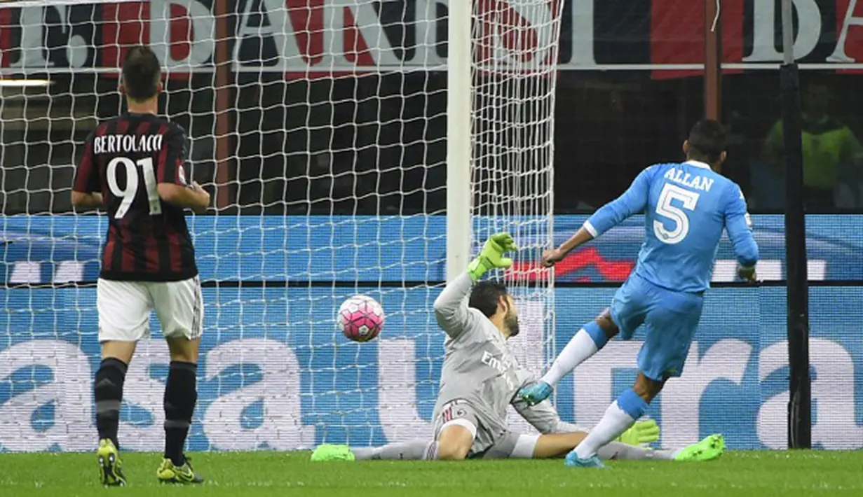 Kiper AC Milan, Diego Lopez gagal menghalau tendangan gelandang Napoli, Allan pada Lanjutan liga Italia di Stadion San Siro (4/10/2015). AC Milan Kalah telak atas Napoli dengan skor 0-4. (AFP PHOTO/OLIVIER MORIN)