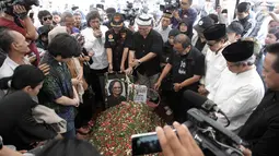 Tokoh atau budayawan Emha Ainun Najib menyampaikan ucapan dukacita saat pemakaman Vokalis grup band legendaris Koes Plus, Yon Koeswoyo di TPU Tanah Kusir, Jakarta Selatan, Sabtu (6/1). (Liputan6.com/Arya Manggala)