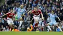 Bek Manchester City, Pablo Zabaleta, berebut bola dengan gelandang Middlesbrough, Adam Forshaw,  pada laga Premier League di Ettihad Stadium, Inggris, Sabtu (5/11/2016). Kedua tim bermain imbang 1-1. (Reuters/Darren Staples) 
