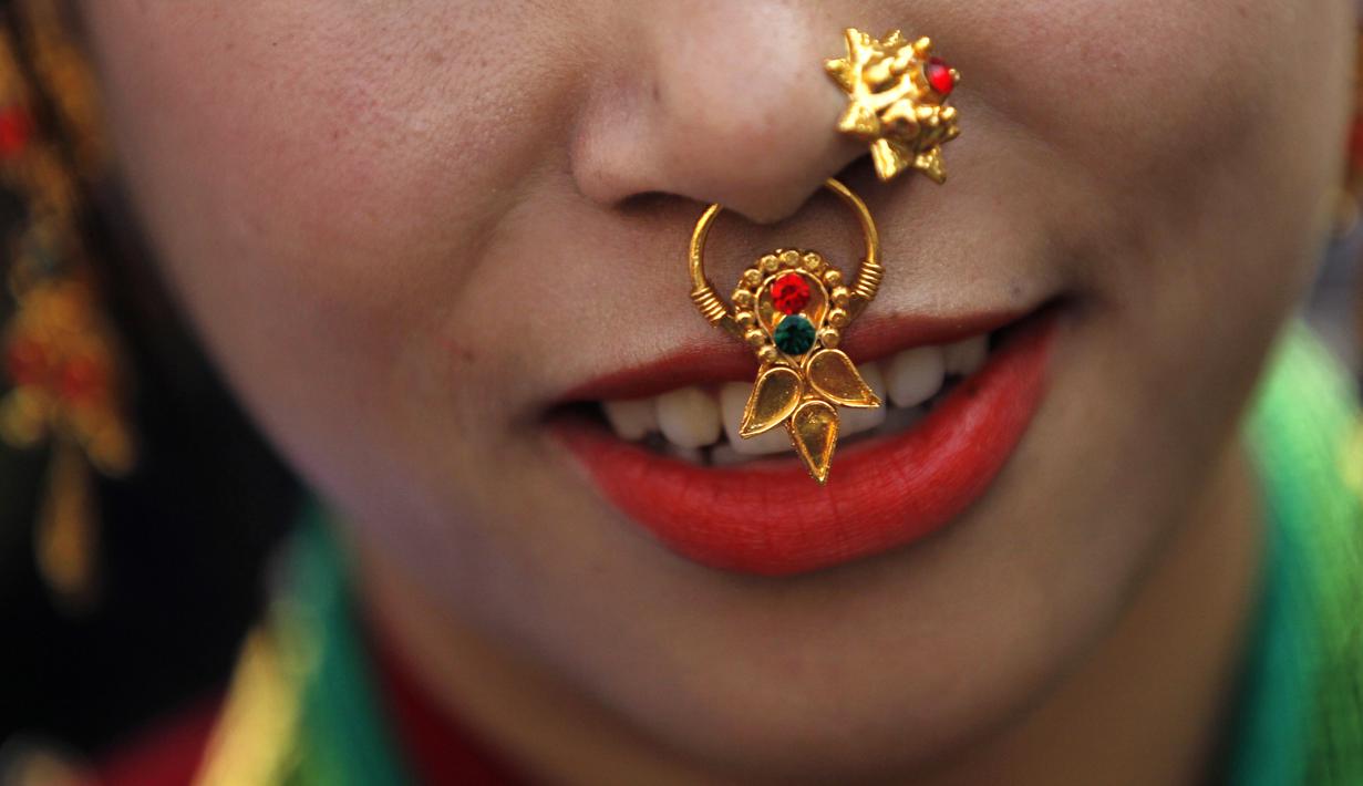Seorang wanita memakai perhiasan jelang parade "Tamu Losar", Kathmandu, Nepal, Jumat (30/12). Parade tersebut digelar untuk menyambut pergantian tahun. (AP Photo / Niranjan Shrestha)
