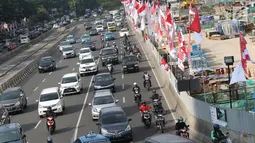 Sejumlah kendaraan melintasi Jalan Sudirman di kawasan Senayan, Jakarta. Senin (7/8). Rencananya, jalur larangan sepeda motor akan diperpanjang hingga Bundaran Senayan. (Liputan6.com/Immanuel Antonius)