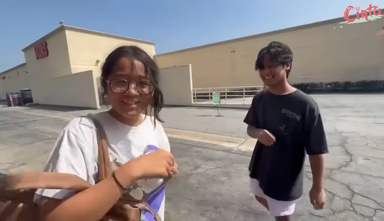 "Gw Tu salut sama cinta,nino.mereka mandiri ga malu hidup terus berjalan... semangat cinta,Nino kuliah di sana jadi orang sukses seperti orang tua kalian," tulis @hikmahjakarta3825. "Salut buat mas Kuya & anaknya cinta  walaupun mereka orang berada & cukup tapi tidak gengsi memulung ..moga sehat & sukses selalu tercapai cita2nya."  tulis @ridwanplyang1681 [Youtube/Cinta]