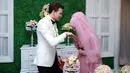 Khidmat dan sakralnya suasana akad nikah Risty Tagor dan Stuart Collin (M. Akrom Sukarya/Bintang.com)