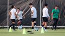 <p>Pemain Timnas Indonesia U-17, Amar Brkic (tengah) dkk saat menjalani official training di Lapangan Latihan A Gelora Bung Tomo, Surabaya, Minggu (12/11/2023) sore menjelang laga kedua Grup A Piala Dunia U-17 2023 menghadapi Panama yang akan berlangsung di Stadion Gelora Bung Tomo, Senin, 13 November 2023. (Bola.com/Bagaskara Lazuardi)</p>