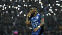 Aksi striker Arema FC, Abel Camara, dalam leg pertama final Piala Presiden 2022 melawan Borneo FC di Stadion Kanjuruhan, Malang, Kamis (14/7/2022) malam WIB. Gol Abel Camara membawa Arema FC menang 1-0 dalam laga ini. (Bola.com/Iwan Setiawan)
