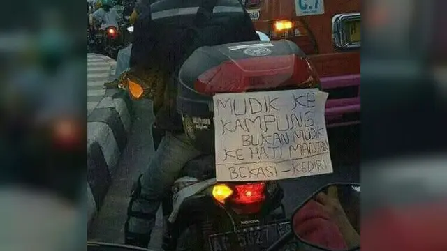 Di momen mudik kali ini, para pemudik menempelkan pesan bertuliskan curahan hatinya.