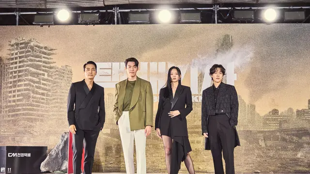 Song Seung Heon, Kim Woo Bin, Esom, dan Kang You Seok dalam konferensi pers drakor Black Knight. (Netflix)
