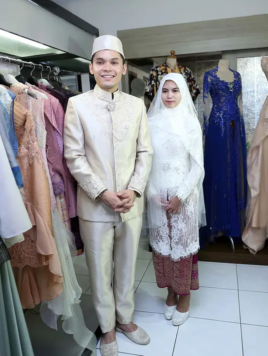 Setelah sering melakukan perbincangan dengan kedua calon mempelai, busana simpel namun tetap elegan dipilih Ferry lantaran ia melihat kedua calon pengantin yang rendah hati.(Nurwahyunan/Bintang.com)