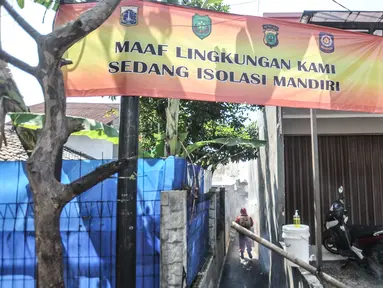 Petugas damkar Kecamatan Cipayung menyemprotkan disinfektan saat sterilisasi wilayah Zona Merah di RT 003/003, Cilangkap, Jakarta, Selasa (25/5/2021). Petugas terus melakukan pencegahan penyebaran Covid-19 di kawasan ini, salah satunya dengan menyemprotkan disinfektan. (merdeka.com/Iqbal S Nugroho)