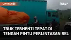 Truk terhenti di pintu perlintasan rel kereta api PJL 382 arah Rawalo-Purwokerto. Peristiwa ini diketahui terjadi pada Jumat (6/12/2024)