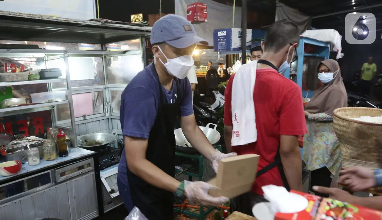 Mantan pegawai fungsional Biro Hukum KPK, Juliandi Tigor Simanjuntak menyiapkan nasi goreng pesanan pelanggan di pinggir Jalan Raya Hankam, Pondok Melati, Kota Bekasi, Rabu (13/10/2021). (Liputan6.com/Helmi Fithriansyah)