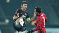 Pemain Midtjylland, Marco Urena (kanan), berebut bola dengan pemain MU, Michael Carrick, pada laga leg pertama 32 besar Liga Europa di Stadion MCH Arena, Hernin, Denmark, Jumat (19/2/2016) dini hari WIB. (AFP/Scanpix Denmark/Henning Bagger)